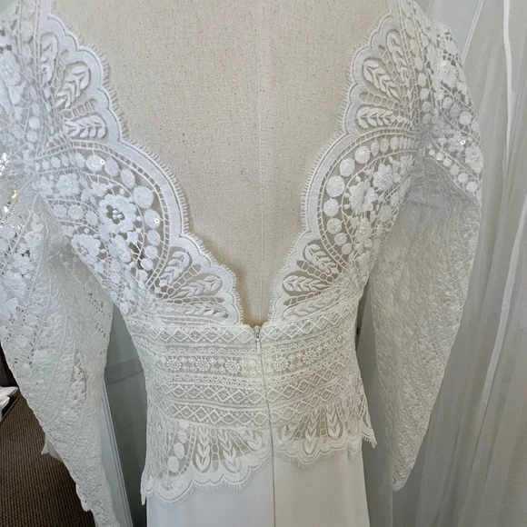 Elegant Lace ivory Dress bodice with ivory chiffon skirt.
Size 14. P739 - Picture 5 of 6